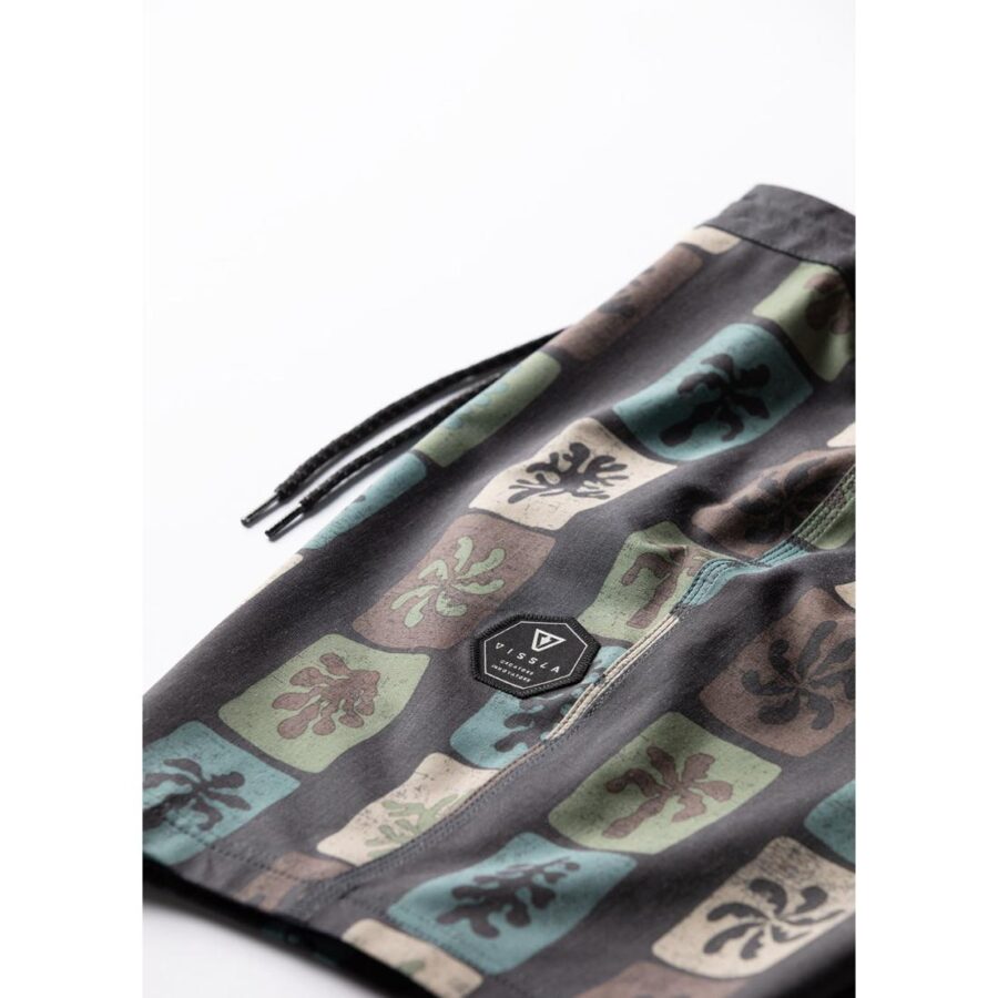 TROPIC TILES 18.5 BOARDSHORT